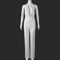 Detailansicht der weißen floralen Spitzentextur und des tiefen V-Ausschnitts am Jumpsuit - S / Weiß