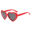 Eleganti occhiali da sole polarizzati rossi a forma di cuore con lenti scure vista 45 gradi - Lente Polarizzata / Montatura Rossa Lente Grigia (Polarizzato)