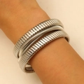 Dettaglio di tre braccialetti punk in argento con catena a serpente e maglie larghe - Set di 3 braccialetti impilabili (White K)
