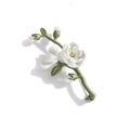 Broche élégante en forme de fleur avec pétales en émail blanc et perles sur fond blanc uni - Style 11 (Marguerite blanche)