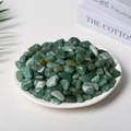 Cristalli di avventurina verde naturale lucidati in una ciotola di ceramica bianca - 9-12mm 100g