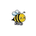 Detail einer Emaille-Bienennadel mit gelben Streifen und dem Wort KIND auf weißem Grund - Biene KIND Modell (C2046)