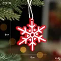 Ornamento natalizio in legno a forma di fiocco rosso con cuori su ramo di pino - Stile fiocco di neve 1