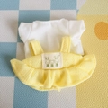 Mini-Outfit mit weißem T-Shirt und gelbem Strickrock mit Hasenmotiven für 17cm Plüschfigur - Passend für 17cm Puppe / Weißes T-Shirt + Latzrock-Set / Weiß/Gelb