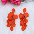 Leuchtend orangefarbene Rosenblüten-Ohrringe mit langen Goldketten-Quasten auf weichem Plüsch - Blütenblatt Quasten Stil / Orange (Silbernadel)