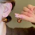 Orecchini pendenti con stampa leopardata e sfere rotonde in resina marrone e nera - Orecchini a Gancio a Sfera con Stampa Leopardata (71#) / Caffè Scuro