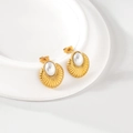 Elegantes pendientes dorados con textura de concha ovalada y perla blanca - Dorado
