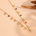 Dettaglio della collana d'oro con fiori traforati e pietre di zircone multicolore - Collana di Zirconi a Fiore