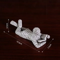 Statuetta da lettura in resina bianca con stampa di giornale per decorazioni di lusso - Figura Lettura Lettere a Pancia in Giù