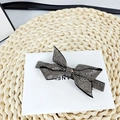 Dettaglio di un'elegante clip per capelli nera con strass in cristallo scintillanti - Strass Grigio Chiaro - Forma a 8 Appuntita