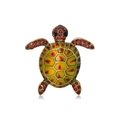 Vue détaillée d'une broche tortue avec carapace en émail jaune et cristaux rouges - Tortue de mer vert-jaune (C639-B) / Jaune-vert