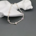 Collana vintage di perle d'acqua dolce con ciondoli a fiori viola su un supporto - Viola
