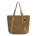 Handgewebte Strohtasche mit Quasten und Holzperlen auf sauberem weißem Hintergrund - Khaki