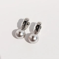 Elegant silver U-shaped hoop earrings with quilted pattern and white pearls for women - Quilted Ear Buckle / Silver Gray Pearl