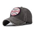 Dettaglio del ricamo baseball e del cotone lavato su un cappellino da baseball vintage - caffè