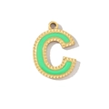 Detalle del colgante letra C dorada con esmalte verde para joyería artesanal DIY - Estilo Letra C (VG289-Cx3)
