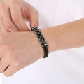 Detalle de la pulsera de cuero trenzado negro de doble capa con cierre de patrón plateado - Color Acero (KB204693-SJ)