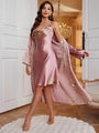 Elegantes Set aus Nachthemd und Morgenmantel aus Satin in Lotusrosa mit Blumendruck - Rosa Kirsche