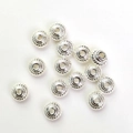 Zilveren spiraalvormige afstandskralen voor DIY sieraden op een witte achtergrond - 5mm Draad Kralen / Zilver