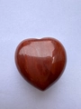 Dettaglio macro di una pietra naturale di diaspro rosso a cuore da 3cm lucidata - 3cm / Diaspro Rosso