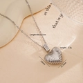 Collar con colgante de corazón plateado de cobre chapado en oro con circón y medidas - Estilo de Corazón con Textura Arrugada Plateada