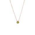Detailaufnahme einer roségoldenen Halskette mit einem runden grünen Zirkonia-Anhänger - Roségold - August (Peridotgrün)