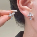 Exquisitos pendientes de cruz plateados con circonitas brillantes en el lóbulo mujer - Estilo Cruz de Corazón - Blanco K (A-970)