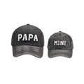 Dettaglio del set di cappellini in cotone lavato con ricamo bianco PAPA e MINI in spugna - Nero PAPA+MINI