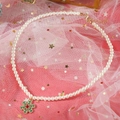 Détail du collier de perles avec pendentif flocon de neige vert et pierre rouge - Flocon de neige / Blanc & Vert