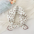 Petit carré en coton et lin avec imprimé cœurs marron noué en ruban - Petit Cœur Beige