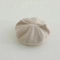 Detailopname van beige gebreide baret met fijne ribbeltextuur en zachte stoffen - 50-52cm (2-4 jaar) / Broken Wit