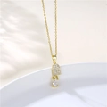 Detalle del collar de helado dorado con pavé de circonitas y piedra en forma de pera - Colgante de Helado / Dorado