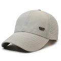 Hellgraue atmungsaktive Mesh-Sport-Basecap aus schnell trocknendem Stoff mit Metalllogo - Verstellbar / Hellgrau