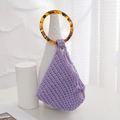 Hellviolette handgewebte Baumwoll-Clutch mit bernsteinfarbenem Harzringgriff und Quaste - Hellviolett
