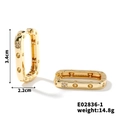 Dettaglio di orecchini dorati da 3,4 cm con zirconi e bordo con microsfere - Oro