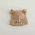 Détail de la texture en maille et broderie d'ours sur un bonnet marron pour bébé - 1-3 Ans / Kaki