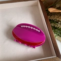 Pince à cheveux en acrylique violette en forme de football américain pour le sport - Pince à griffes de rugby / Violet