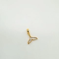 Detalle de colgante de cola de ballena bañado en oro 18K con incrustación de concha - Cola de Ballena - Dorado (Madreperla Blanca)