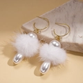 Vista detallada de pendientes con pompón blanco, perlas sintéticas y ganchos dorados - Blanco