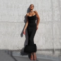 Vestido de noche ajustado palabra de honor negro con elegante ribete de plumas y raso - XS / Negro