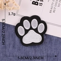 Toppa ricamata con zampa animale bianca e nera, patch termoadesiva per vestiti, 5,5x5,8cm - Impronta di animale - Colla a caldo (E4L-C-4-3*热熔胶) / Nero e Bianco
