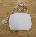 Dettaglio borsa bianca trapuntata a V in similpelle con catena dorata e nappa decorativa - Bianco Puro