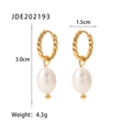 Détail de boucles d'oreilles créoles torsadées dorées avec perles et dimensions de 3,0 cm - Doré