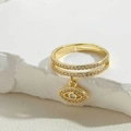 Details eines verstellbaren Goldrings mit Doppelband und Zirkonia-Augenanhänger - Weiße Zirkonia (JZ0999-1)