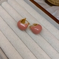 Dettaglio degli orecchini a cuore in smalto rosa con placcatura in oro in una scatola - Orecchino N. 34 - Marrone Chiaro - Con Perline (placcato Oro)