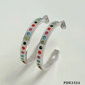 Orecchini a cerchio a C lucidi argentati con strass colorati arcobaleno e chiusura a perno - PDE1524 Argento + Strass Multicolore