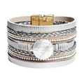 Dettaglio di un bracciale multistrato con pelle argento, strass e grande perla centrale - Bracciale Multistrato Perla Grigia