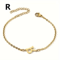 Detailansicht eines 18K vergoldeten Armbands mit einem polierten Buchstaben-R-Anhänger - Buchstabe R