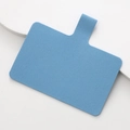 Dettaglio ravvicinato del gancio in tessuto blu per cordino cellulare su base bianca - Blu