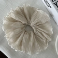 Dettaglio dell'elastico bianco oversize con trama in chiffon plissettato su tessuto bianco - Scrunchie a Doppio Strato / Bianco